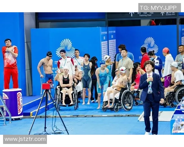 游泳比赛激烈角逐诞生新纪录 选手们奋勇拼搏展现竞技风采